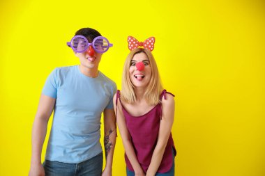 Renk arka planda Nisan Fools ' günü için parti dekor ile komik arkadaşlar