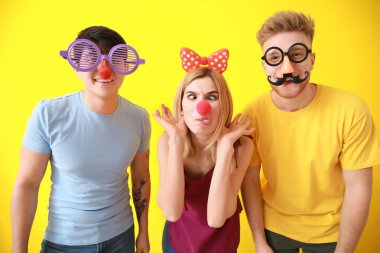 Renk arka planda Nisan Fools ' günü için parti dekor ile komik arkadaşlar