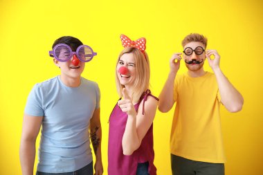 Renk arka planda Nisan Fools ' günü için parti dekor ile komik arkadaşlar