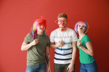 Renk arka planda Nisan Fools ' günü için parti dekor ile komik arkadaşlar