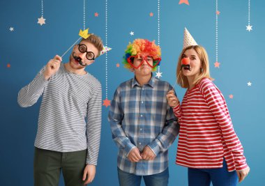 Renk arka planda Nisan Fools ' günü için parti dekor ile komik arkadaşlar