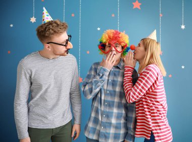 Renk arka planda Nisan Fools ' günü için parti dekor ile komik arkadaşlar