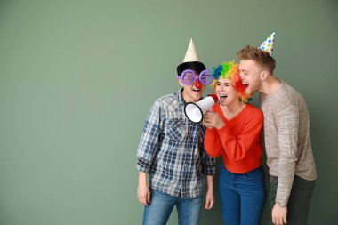 Renkli arka plan üzerinde megafon ile komik arkadaşlar. Nisan Fools ' gün şaka