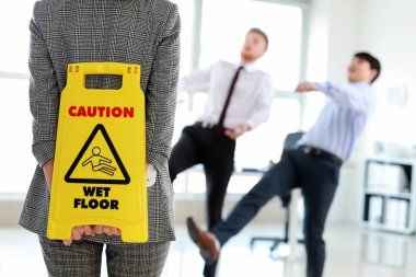 Ofiste meslektaşları üzerinde bir şaka oynuyor kadın. Nisan Fools ' gün şaka