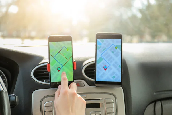Řidič auta používající mobilní telefony pro navigaci — Stock fotografie