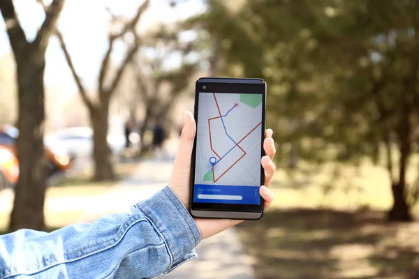 Navigasyon açık havada için cep telefonu kullanarak kadın