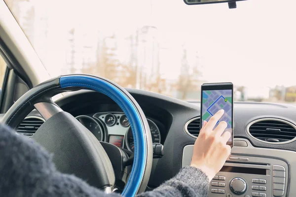 Személygépkocsi-vezető a mobiltelefonon keresztül történő navigáció — Stock Fotó