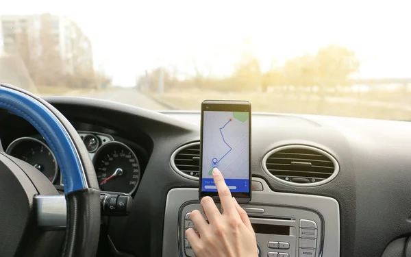 Motorista de carro usando telefone celular para navegação — Fotografia de Stock