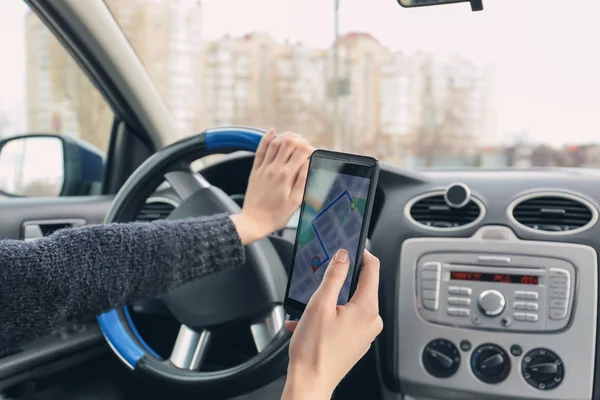 Navigasyon için cep telefonu kullanarak araba şoförü