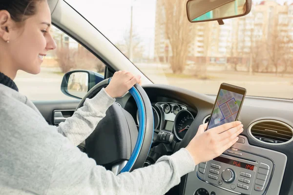 Navigasyon için cep telefonu kullanarak araba şoförü