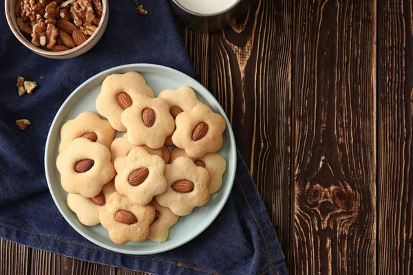 Ahşap masa üzerinde lezzetli kurabiye ile plaka