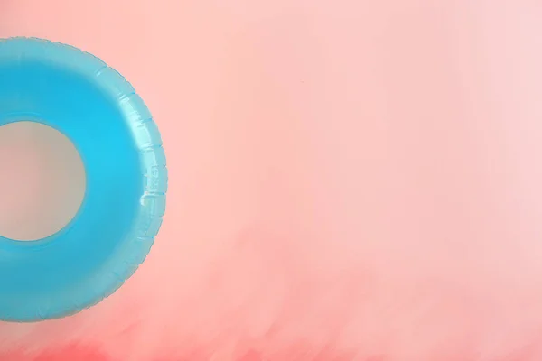 Anel inflável no fundo de cor — Fotografia de Stock