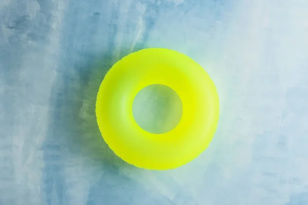 Ljus uppblåsbar ring på färg bakgrund — Stockfoto