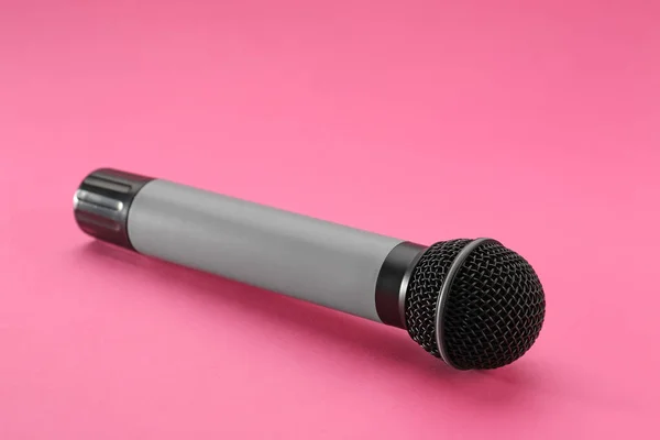 Mikrofon i fargebakgrunn – stockfoto