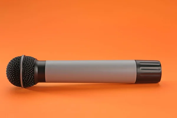 Mikrofon na barvu pozadí — Stock fotografie