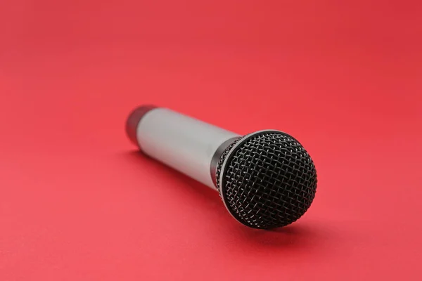 Microphone sur fond couleur — Photo