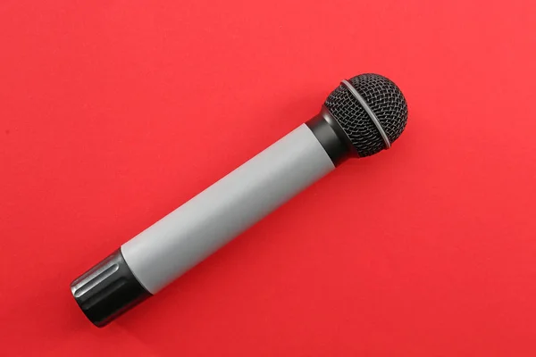 Micrófono sobre fondo de color —  Fotos de Stock