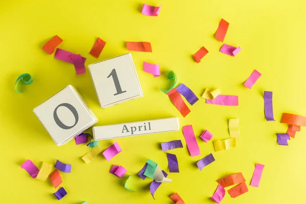 色の背景にカレンダーとパーティーの装飾。エイプリルフールの日のお祝い — ストック写真