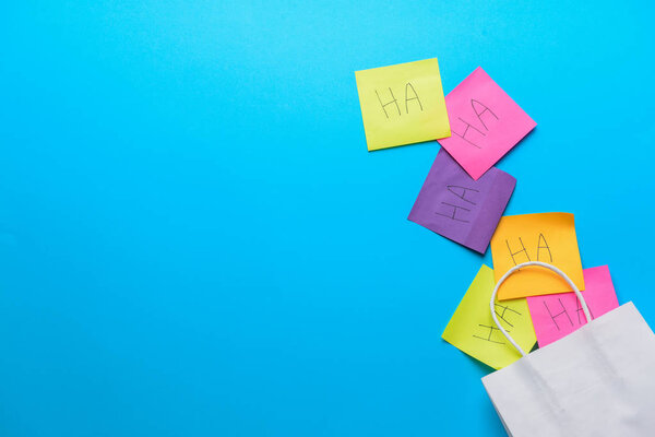 Бумажный пакет с липкими нотами на цветном фоне. Прикол в честь Дня дурака
