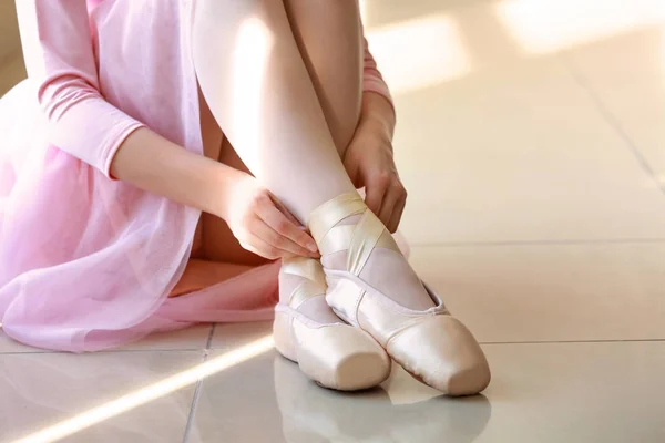 Hermosa bailarina joven que se pone zapatos de punto en el estudio de baile — Foto de Stock