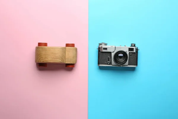 Toy car and photo camera on color background. Travel concept — Stock Photo, Image