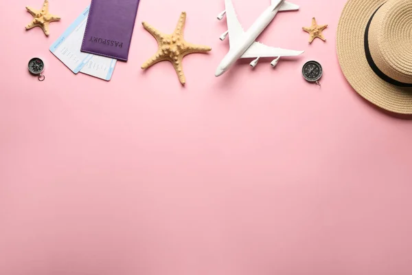 Chapéu, avião de brinquedo, documentos, bússolas e estrelas do mar no fundo de cor. Conceito de viagem — Fotografia de Stock