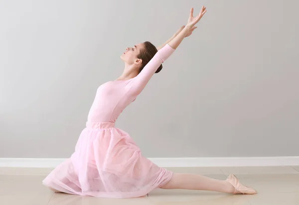 Bela bailarina jovem no estúdio de dança — Fotografia de Stock