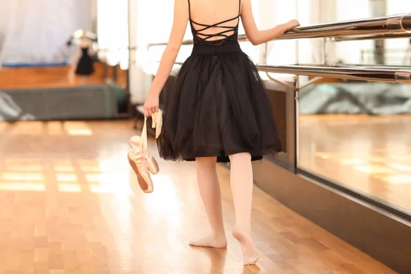 Mooie jonge ballerina in dansstudio — Stockfoto