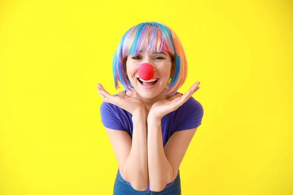 Zabawna kobieta z imprezowym wystrojem do kwietniowego dnia Fools na kolorowym tle — Zdjęcie stockowe