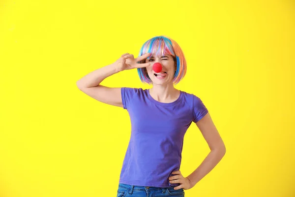 Femme drôle avec décor de fête pour Avril Fête des fous sur fond de couleur — Photo