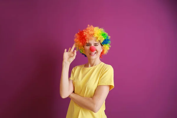 Смешная женщина с праздничным декором на апрельский День дураков на цветном фоне — стоковое фото