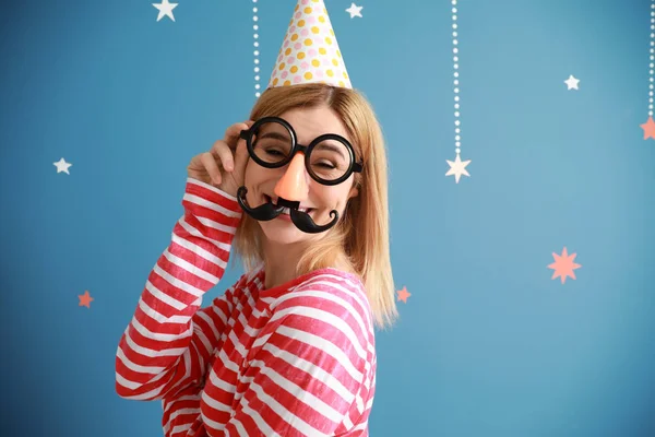 Femme drôle avec décor de fête pour Avril Fête des fous sur fond de couleur — Photo