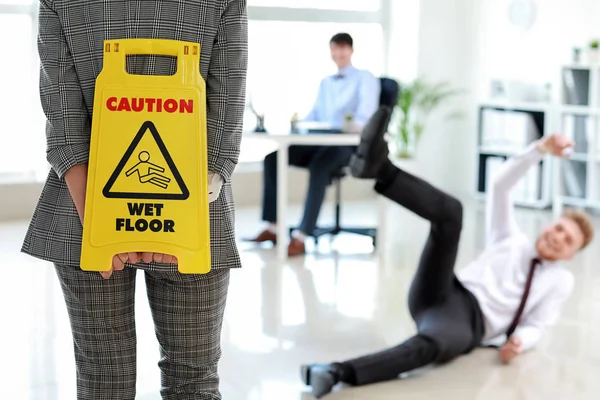 Woman playing a prank on her colleague in office. April Fools' Day prank — Stock Photo, Image