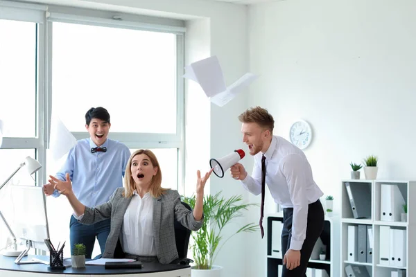 Vrienden spelen een grap op hun collega in het kantoor. April Fools ' dag prank — Stockfoto