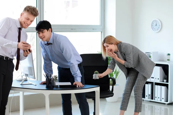 Freunde, die ihrem Amtskollegen einen Streich spielen. Aprilscherz — Stockfoto