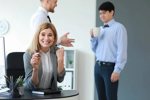 Uma mulher a pregar uma partida ao colega no escritório. Brincadeira do Dia dos Tolos de Abril — Fotografia de Stock