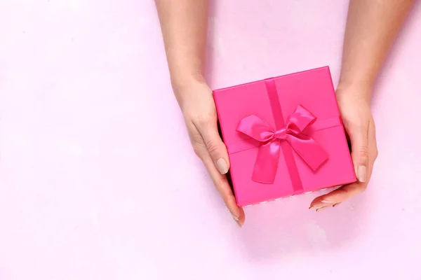 Female hands with gift box on color background — Stock Photo, Image