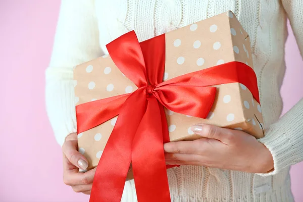 Woman with gift box on color background, closeup — Stock Photo, Image