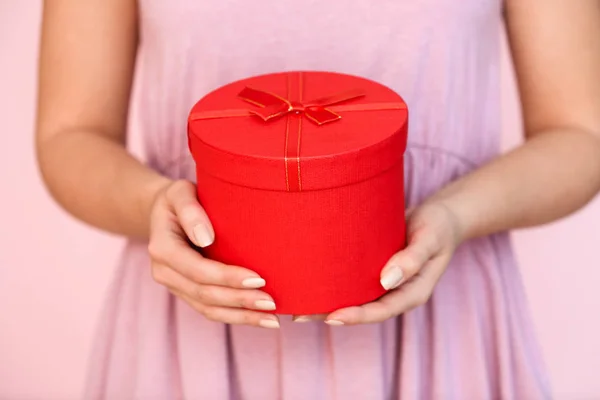 Vrouw met mooie geschenkdoos, close-up — Stockfoto