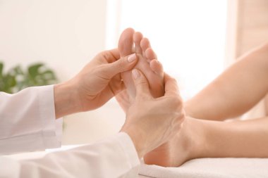 Genç kadın alma ayaklar masaj içinde spa salon