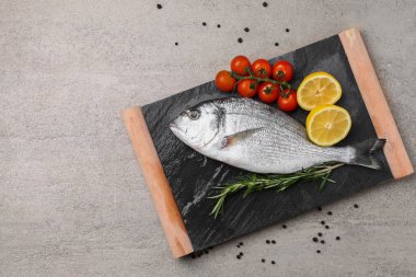 Taze balık, domates ve limon gemide