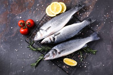 Tablo taze balık ile kabin soğutma