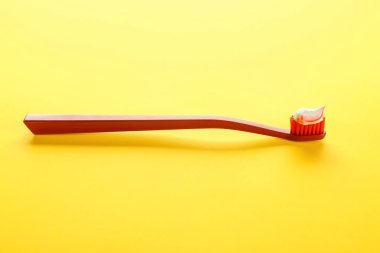 Renk arka plan üzerinde fırça ile diş macunu