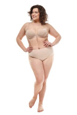 Beyaz arka plan üzerinde mutlu artı boyutu kadın. Vücut olumlu kavramı