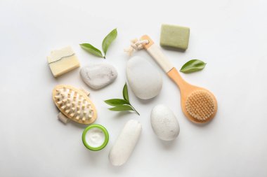 Fırçalar kozmetik ve spa taşlar beyaz zemin üzerine Masaj