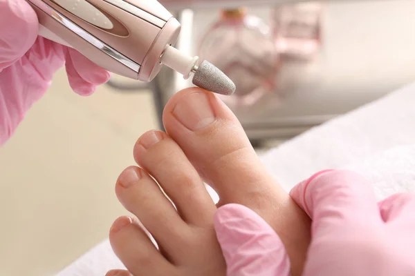 Podotherapeut peeling voeten van jonge vrouw in Spa Salon — Stockfoto