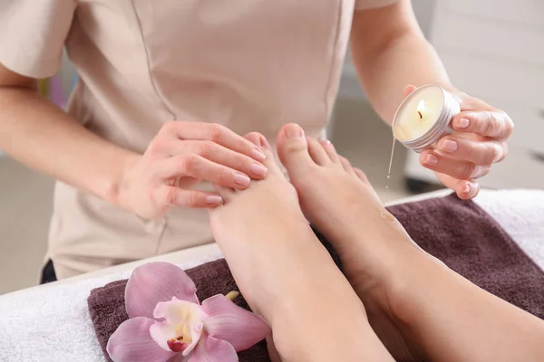 Mujer joven recibiendo masaje de pies en el salón de spa — Foto de Stock