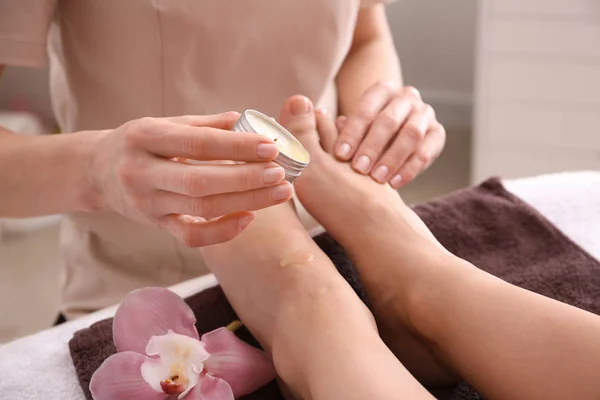 Young woman receiving feet massage in spa salon — Stock Photo, Image