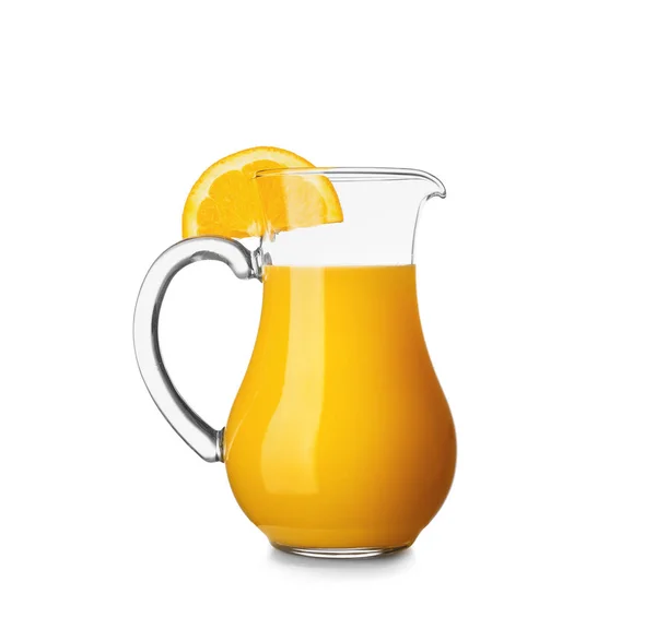 Krug mit leckerem Orangensaft auf weißem Hintergrund — Stockfoto