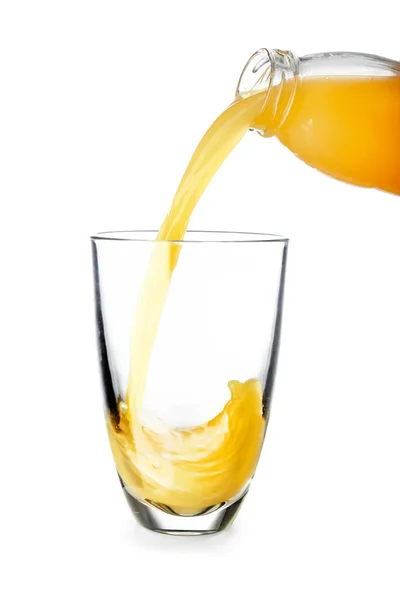 Χύνοντας από νόστιμο χυμό πορτοκαλιού σε γυαλί σε λευκό φόντο — Φωτογραφία Αρχείου